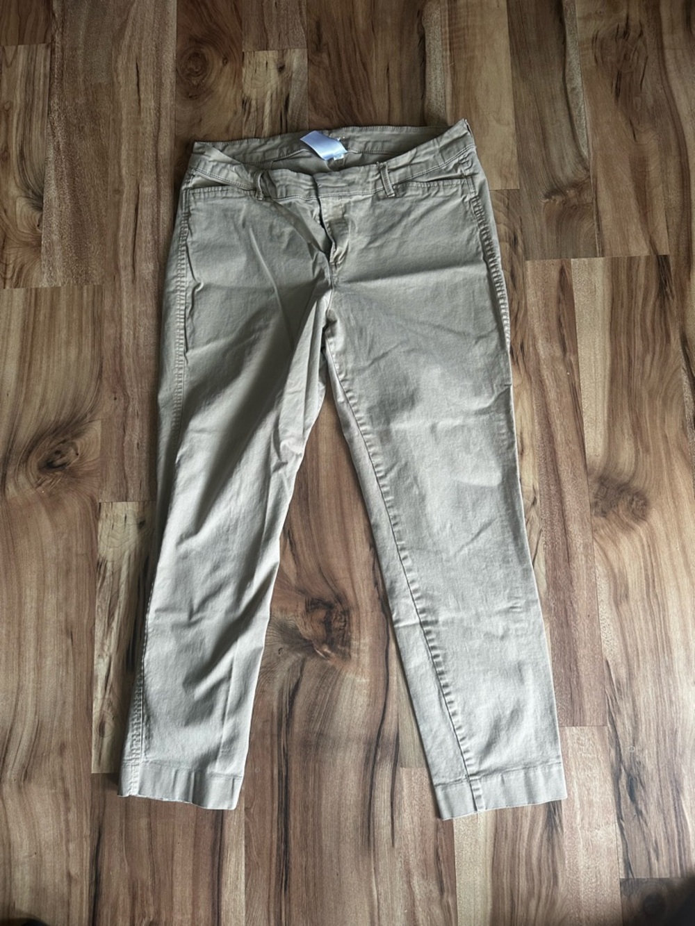 Old Navy Women's Khaki Straight-Leg Capris